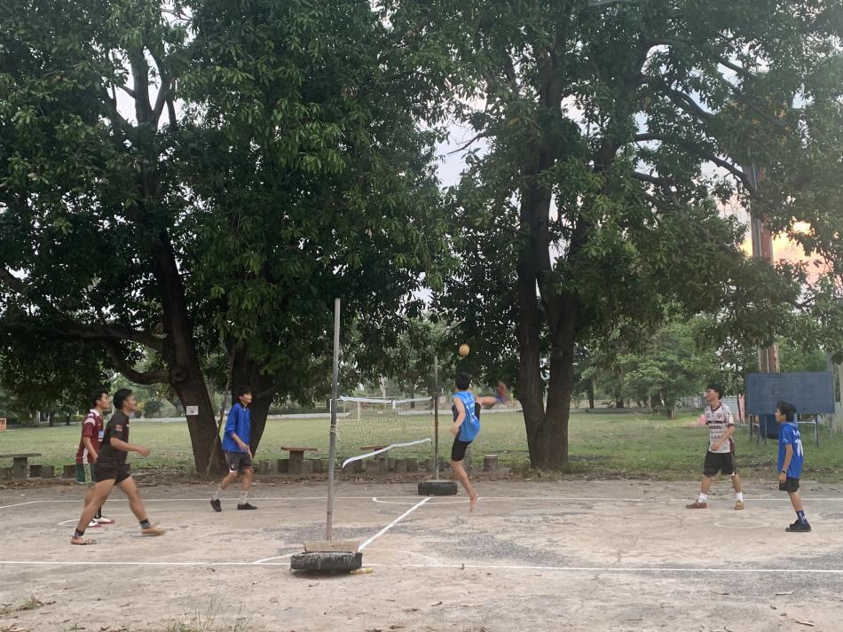เยาวชนฝึกซ้อมกีฬา ณ สนามกีฬาโรงเรียนป่าสังข์ป่าม่วงวิทยา